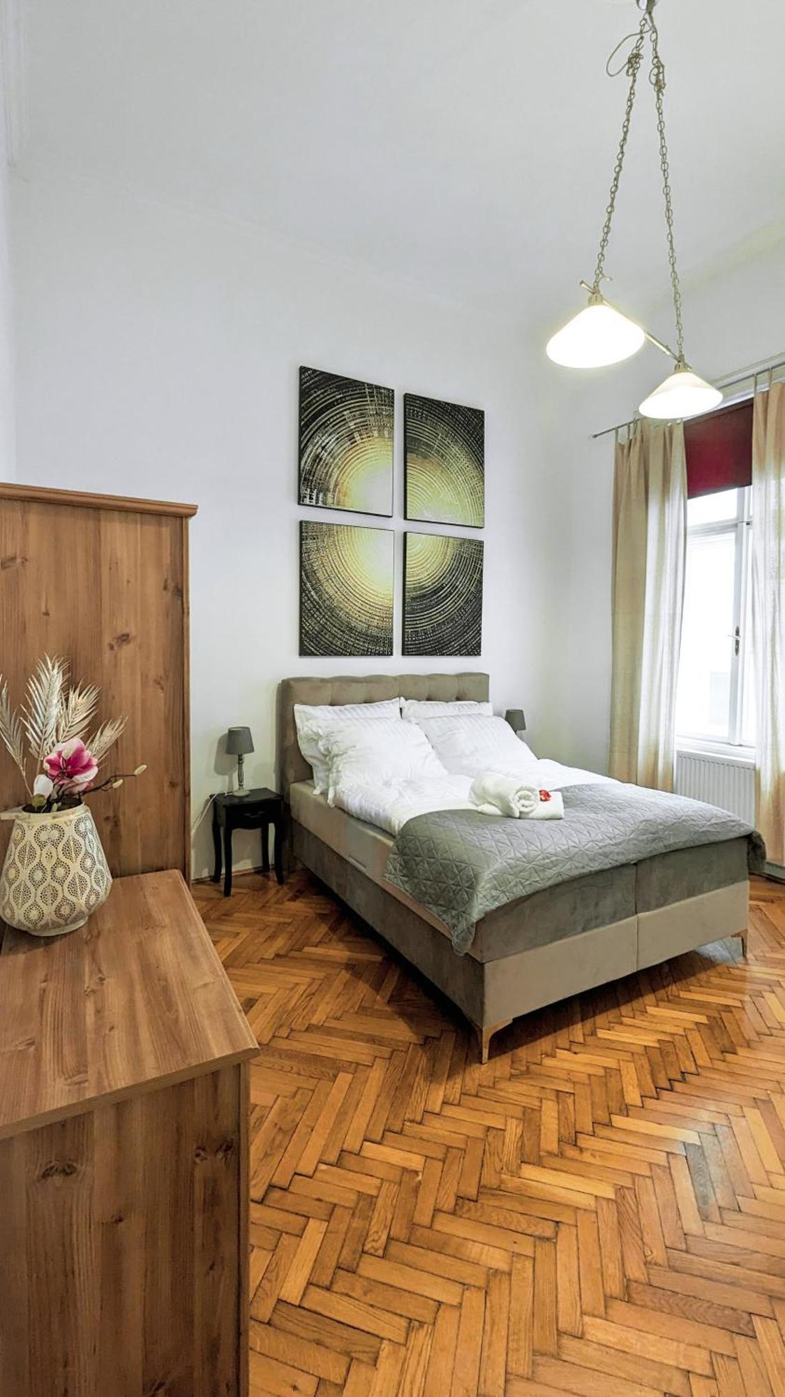 Heart Of The City, Entire Very Big Apartman *